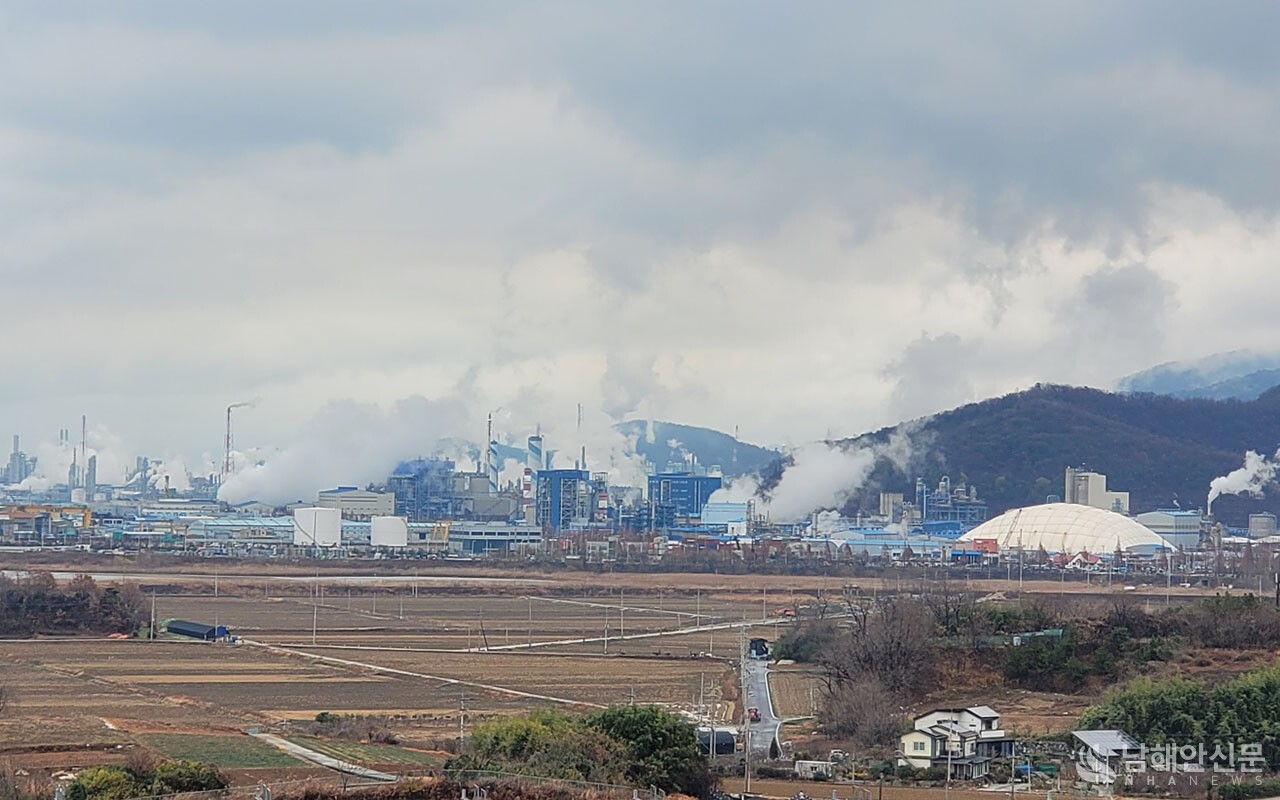 ▲ 여수국가산단. 여수는 우리 지역의 온실가스 배출량의 90%를 차지하는 석유화학 산단이 있어 전국 탄소 배출 상위 지역으로 꼽힌다. (사진=마재일 기자)