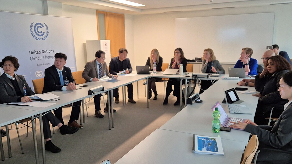 ▲ 여수시 방문단이 지난 4월 28일(현지시간) 독일 본에 있는 UNFCCC(유엔기후변화협약) 사무국을 방문해 제33차 유엔기후변화협약 당사국총회(COP33) 유치 협력 방안 등을 논의하고 있다. (사진=여수시)