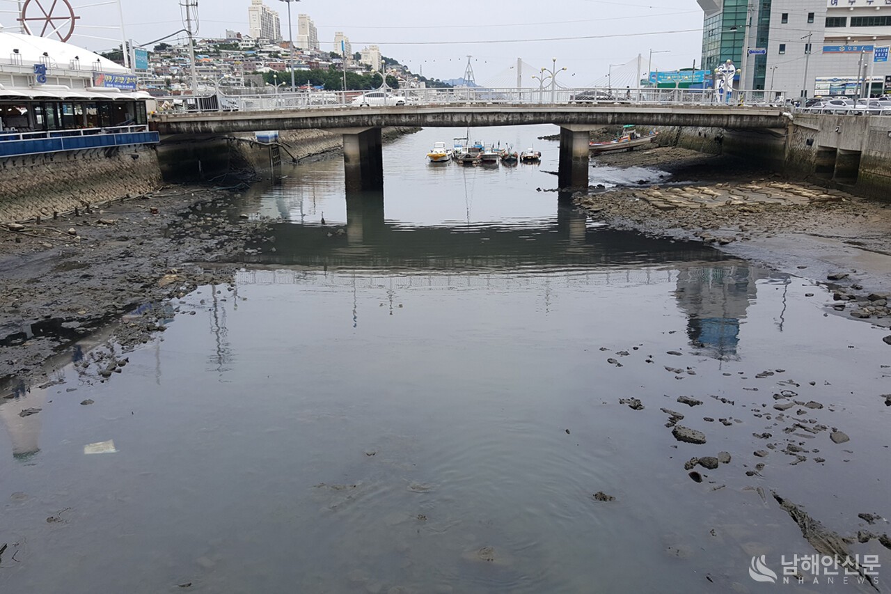 ▲ 국립환경과학원 ‘전국 하구 수생태계 건강성 지도’ 보고서에서 전남 지역 하구 중 가장 나쁜 수생태 건강성을 기록한 여수 연등천. (사진=마재일 기자)